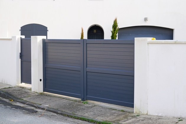 metal gate with a minimalist design