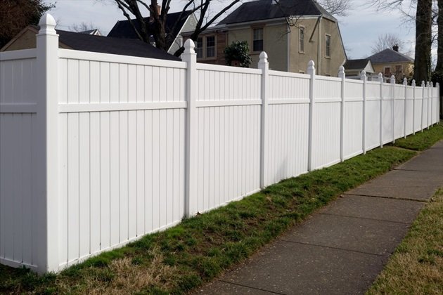 Vinyl fence in a corner of the yard